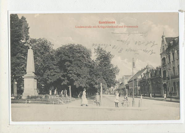 Gumbinnen, Lindenstraße mit Kriegerdenkmal und Promenade