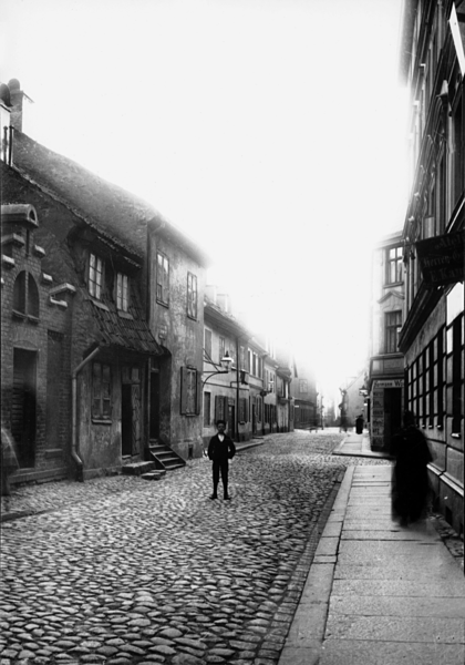 Königsberg,  Blick in die Kreuzstraße mit den Häusern Nr. 1-8 und 34-29