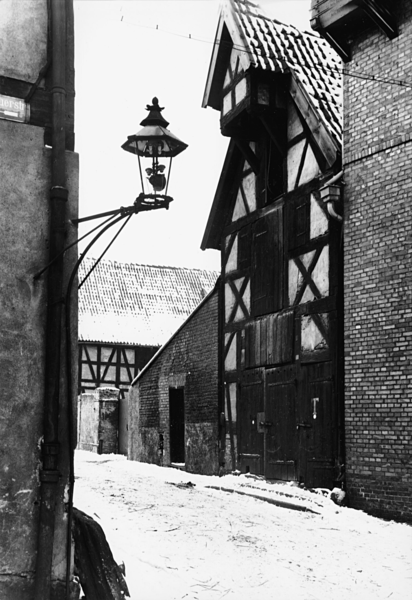 Königsberg, Gaslaterne und Fachwerkspeicher in der 3. Laakspeicherquergasse Nr. 5