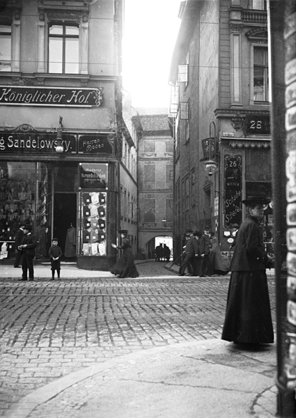 Königsberg, Neue Geschäfte in der Kneiphöfschen Langgasse 25 und 26 und Blick in die 1. Pregelzengasse