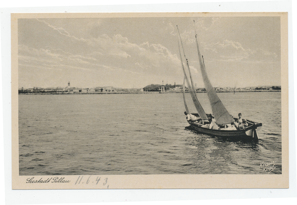 Pillau, Seestadt, Ortsansicht von der Seeseite und Segelboot