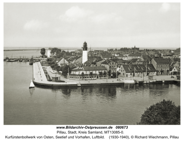 Pillau, Kurfürstenbollwerk von Osten, Seetief und Vorhafen, Luftbild