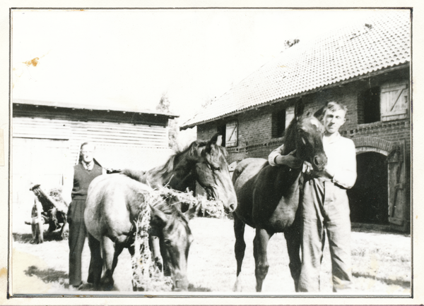 Austinlauken, Gehöft des Bauern Gessat, Hof mit Pferden