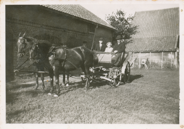 Austfelde, Gehöft von Landwirt Hennemann, Kutsche mit Ehepaar