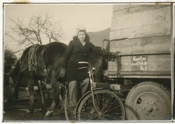 Austfelde, Fahrzeuge des Gutes Hans Kuntze auf der Flucht