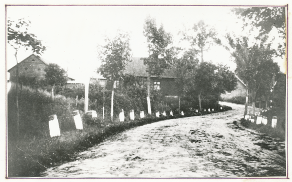 Jucknischken Kr. Angerapp, Straße mit Gehöft Emil Hoffmann und Schule