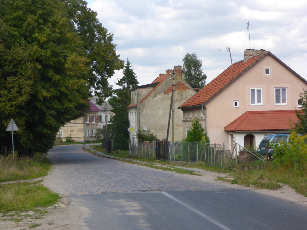 Domnau (Домново), die Häuser in der ehemaligen Preußisch Eylauer Straße