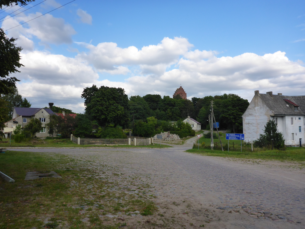 Domnau (Домново), am Markt, Kirche auf dem Hindergrund