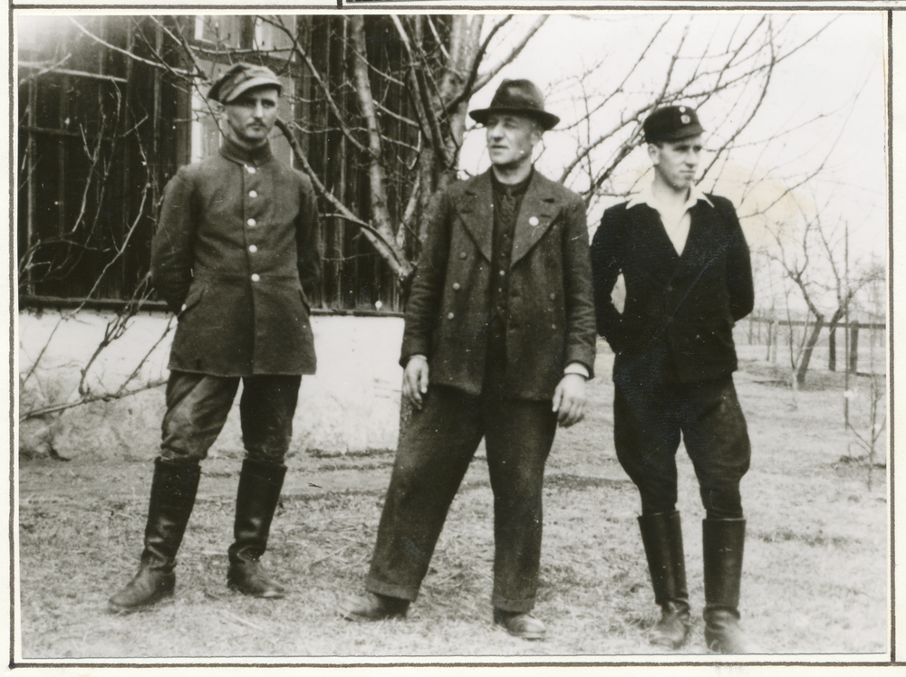 Schweizerau, Hof Franz Engeleit, Franz Engeleit mit Sohn Franz (rechts) und Kriegsgefangenem