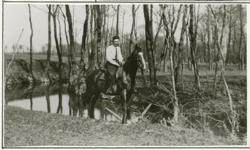 Schweizerau, Hof Franz Engeleit, Reiter Franz Engeleit jun. am Fluss Heidewasser