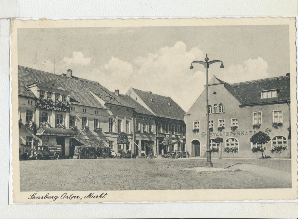 Sensburg, Großer Markt mit Hotel Deutsches Haus und Stadtsparkasse