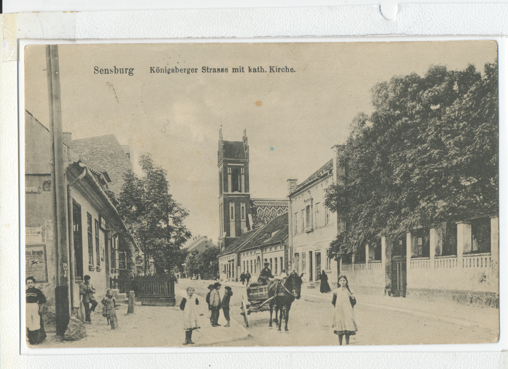 Sensburg, Königsberger Straße mit Kath. St. Adalbert Kirche