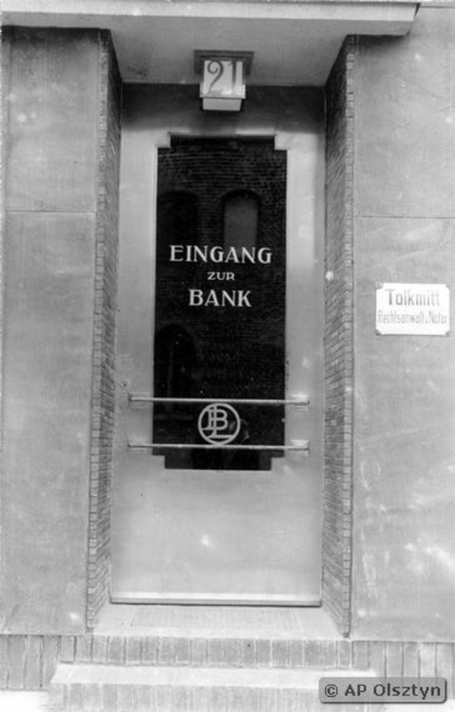 Mohrungen, Eingang zur Bank der Ostpreußischen Landschaft und zum Rechtsanwalt Büro Tolkmitt am Markt 21