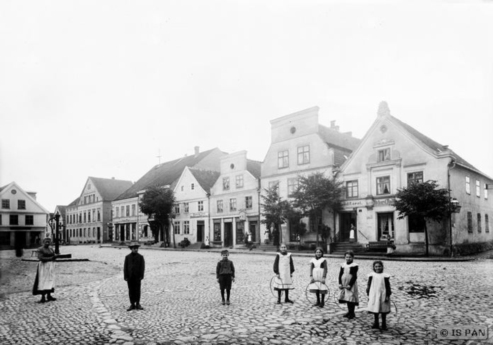 Mohrungen, Stadt, Kinder auf dem Marktplatz