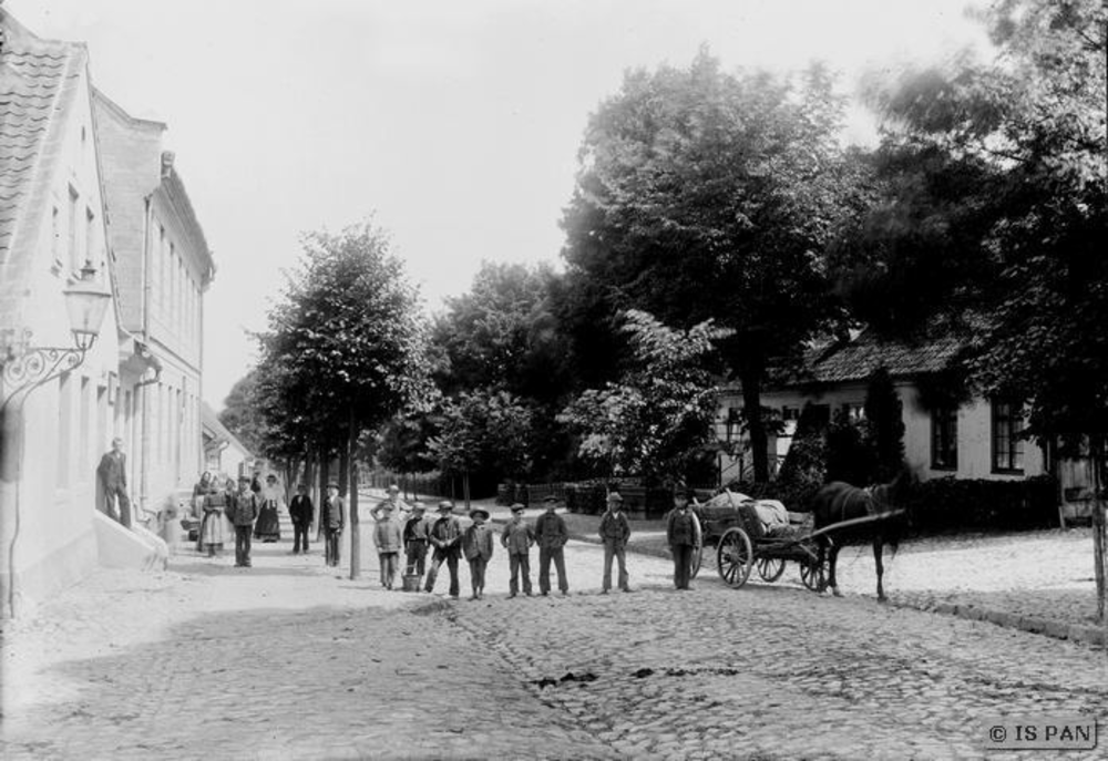 Ragnit, Straße mit Pfarrhaus und Magistrat