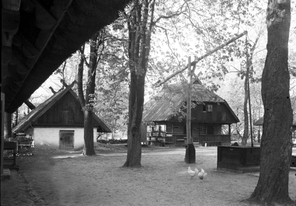 Königsberg, Freilichtmuseum der Provinz Ostpreußen, Gehöft aus Pempen Kr. Memel, Hof mit Kellerhaus und Klete