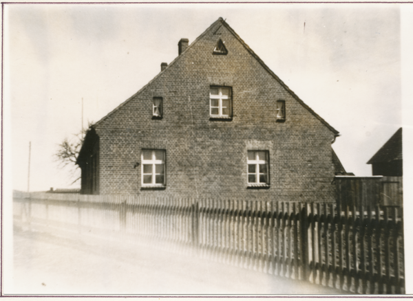 Ribbinnen, Schule, Südseite, rechts Schulhof