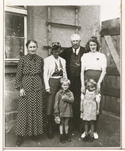 Ribbinnen, Familie Karos vor dem Wohnhaus