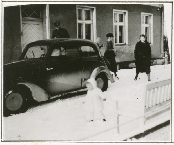 Jägershagen, Hof Berndt von Dewitz, Auto vor dem Wohnhaus