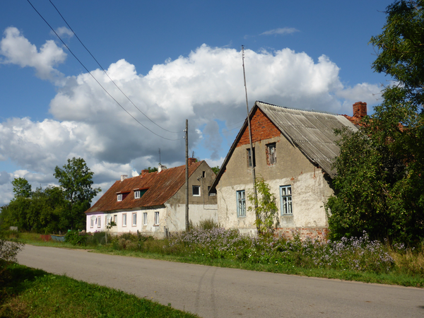 Kortmedien (Костромино), Die Häuser bei der Straße nach Allenburg