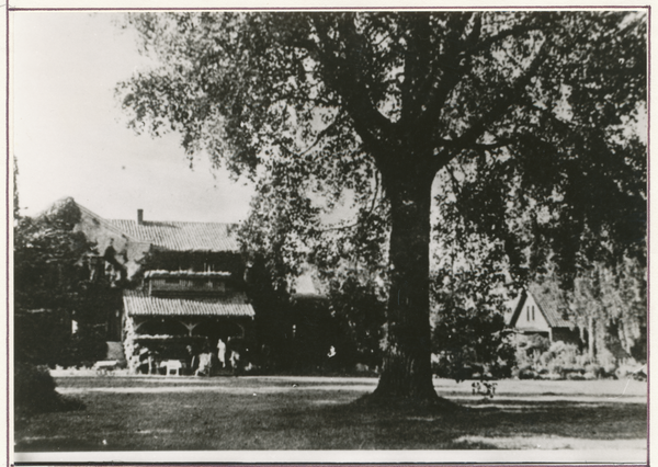 Grünweitschen, Gutshaus und Gärtnerhaus (rechts)