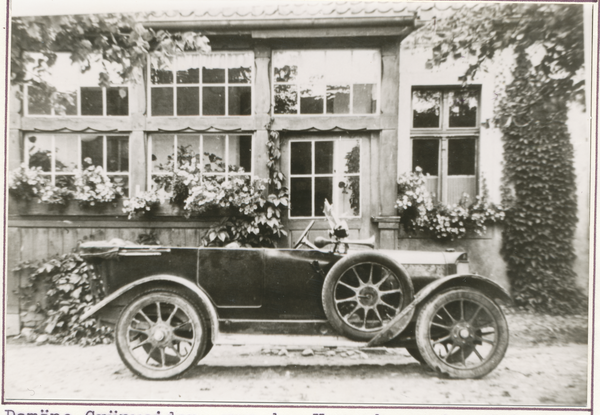 Grünweitschen, Gutshaus, Auto auf der Hofseite vor der Veranda