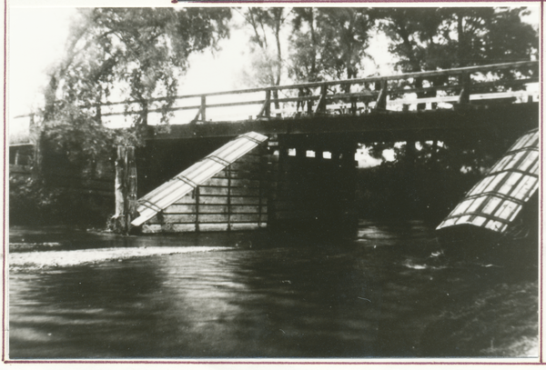 Matzhausen, Holzbrücke über die Rominte, Vorderseite mit Eisbrechern