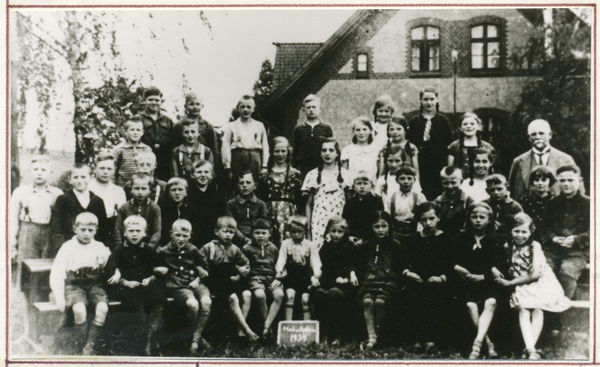 Matzutkehmen Kr. Gumbinnen, Schule, Schüler mit Lehrer Lubjuhn