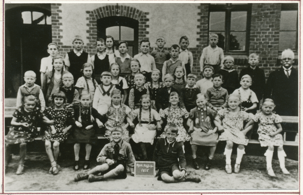 Matzutkehmen Kr. Gumbinnen, Schule, Schüler mit Lehrer Lubjuhn