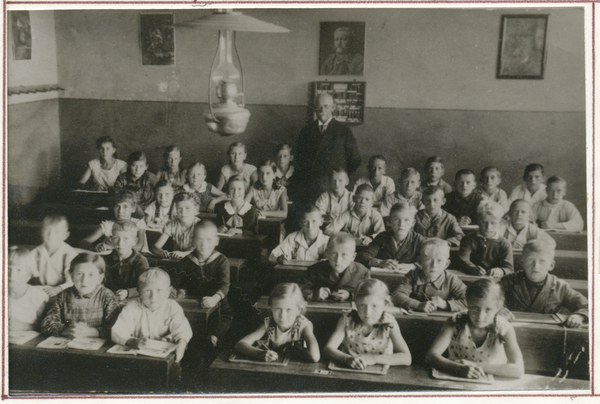 Matzutkehmen Kr. Gumbinnen, Schule, Schüler mit Lehrer Lubjuhn im Klassenraum