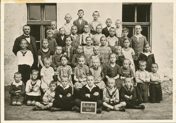 Budszedszen, Volksschule, Lehrer und Schüler