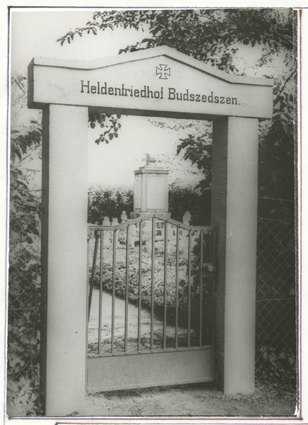 Budszedszen, Heldenfriedhof, Eingang