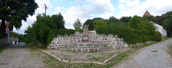 Domnau (Домново), Denkmal am Markt