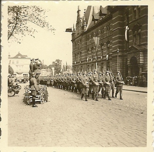 Elbing, Militärparade am Rathaus, 24. Infanterie Regiment