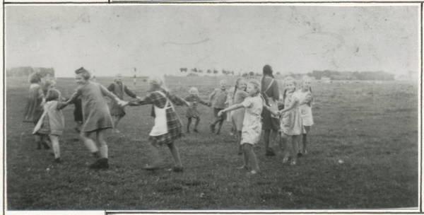 Schulzenwalde, Domäne, Erntekindergarten auf dem Sportplatz