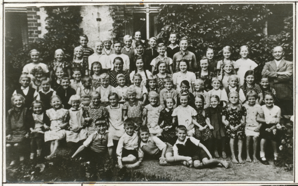 Buylien (Domäne), Schule, Schüler der Volksschule mit Lehrer Fritz Bandelier