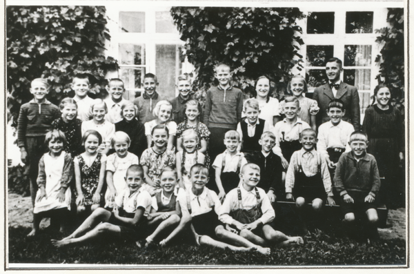 Alt Wusterwitz, Volksschule, Schüler mit Lehrer Herbert Stresow