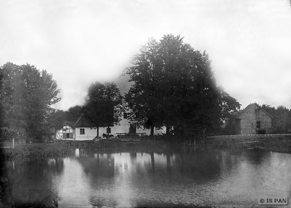 Mühlhausen Kr. Preußisch Holland, Blick über den Teich auf die Mühle