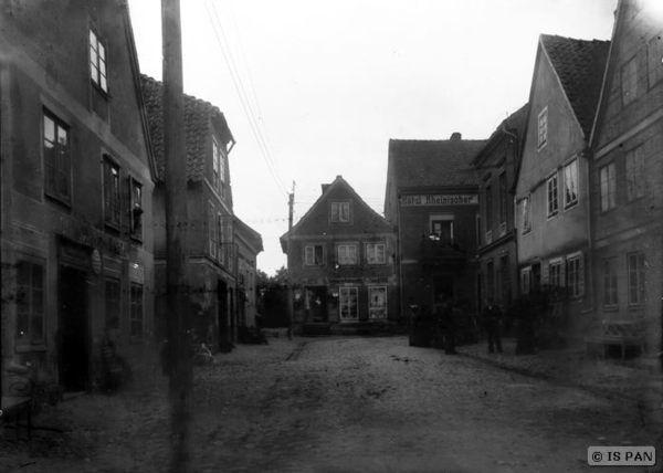 Mühlhausen Kr. Preußisch Holland,  Straßenansicht mit dem Hotel "Rheinischer Hof"