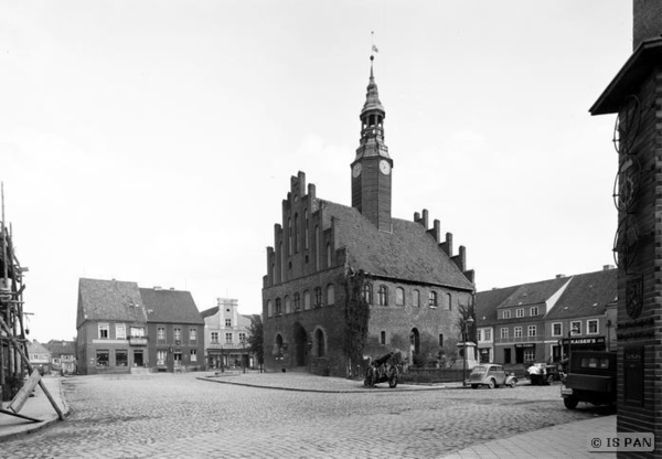 Mohrungen, Stadt, Marktplatz mit dem Rathaus