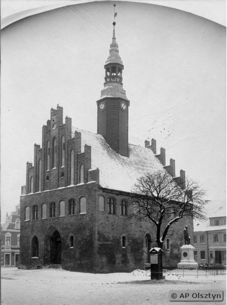 Mohrungen, Stadt, Rathaus nach der Freilegung von den angebauten Hakenbuden (Winteraufnahme)