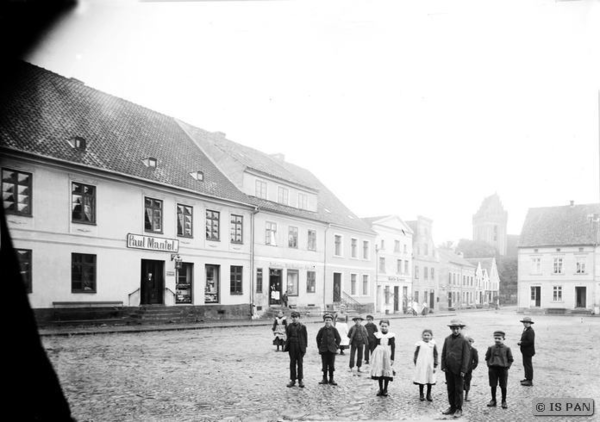 Mohrungen, Stadt, Kinder auf dem Marktplatz