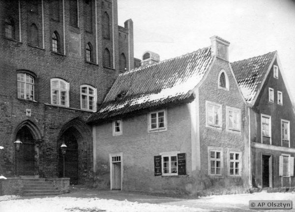 Mohrungen, Stadt, Rathaus mit den angebauten Hakenbuden