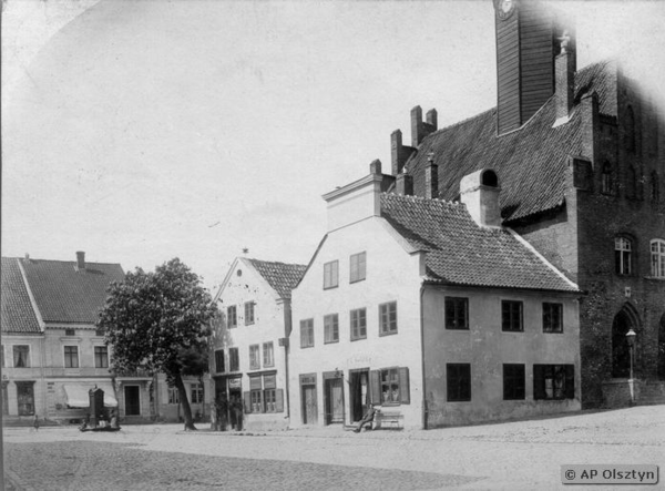 Mohrungen, Stadt, Teilansicht des Marktplatzes mit dem Rathaus und den angebauten Hakenbuden