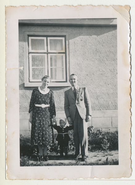 Schwarzstein Kr. Rastenburg, Manfred Grabowski mit seinen Eltern vor seinem Geburtshaus