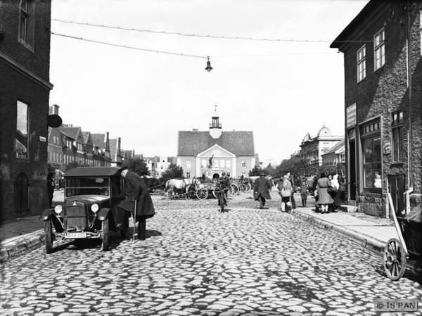 Neidenburg, Stadt, Blick von der Hindenburgstraße auf den Markt und das Rathaus