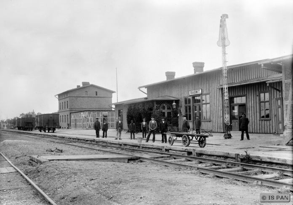 Ragnit, Eisenbahner vor dem Hauptbahnhof