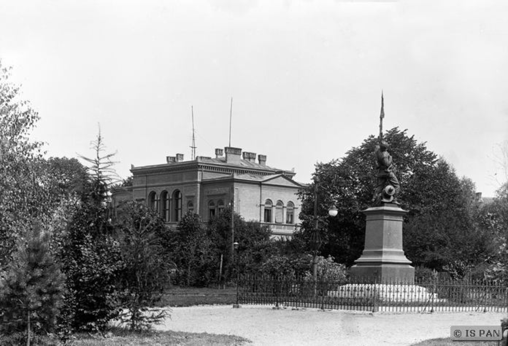 Osterode, Landratsamt, im Vordergrund das Kriegerdenkmal