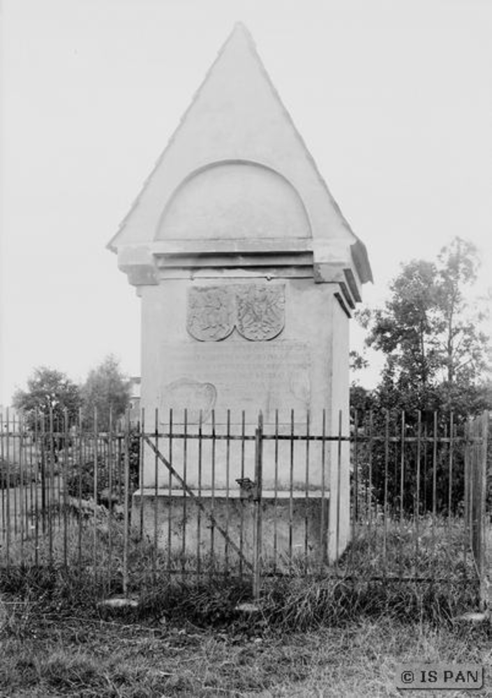 Prostken, Gemauerte Säule, zum Gedenken an die Grenzabsteckung zwischen dem herzoglichen Preußen und dem Großfürstentum Litauen