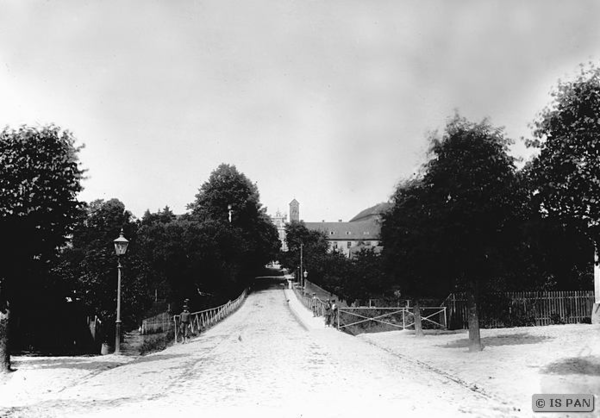 Ragnit, Blick über die Mühlenteichbrücke zum Markt